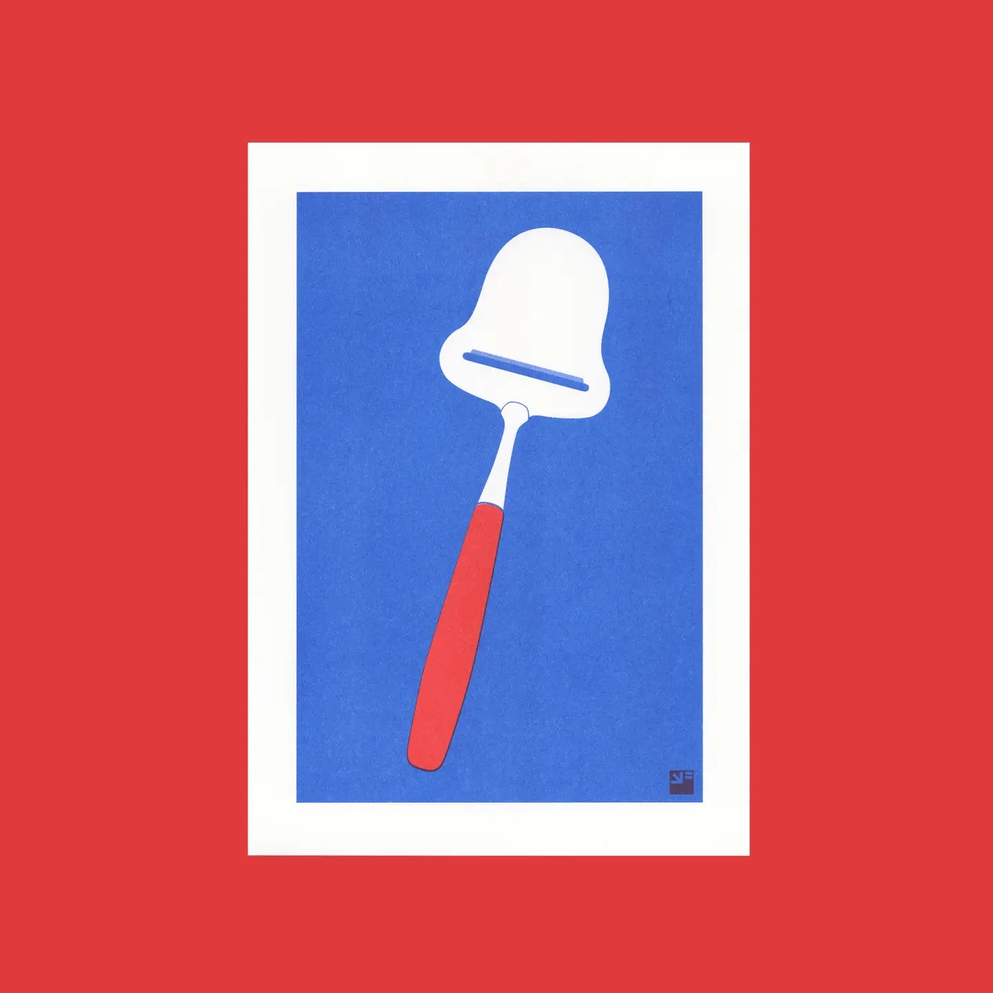Minimalist risograph art print titled Cheese Slicer by VrijFormaat, featuring a red-handled cheese slicer on a deep blue background. Bold two-tone design inspired by everyday Dutch kitchen objects, printed on Biotop 160g paper in Utrecht. Perfect wall art for modern interiors and design enthusiasts.