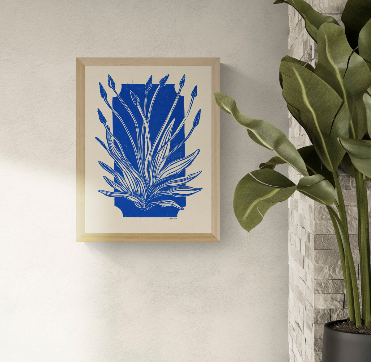 Smalle Weegbree by Leda Vaes, vertical botanical linocut print featuring hand-carved narrowleaf plantain leaves and flower spikes in cobalt blue on warm cream paper, ideal for botanical wall decor.