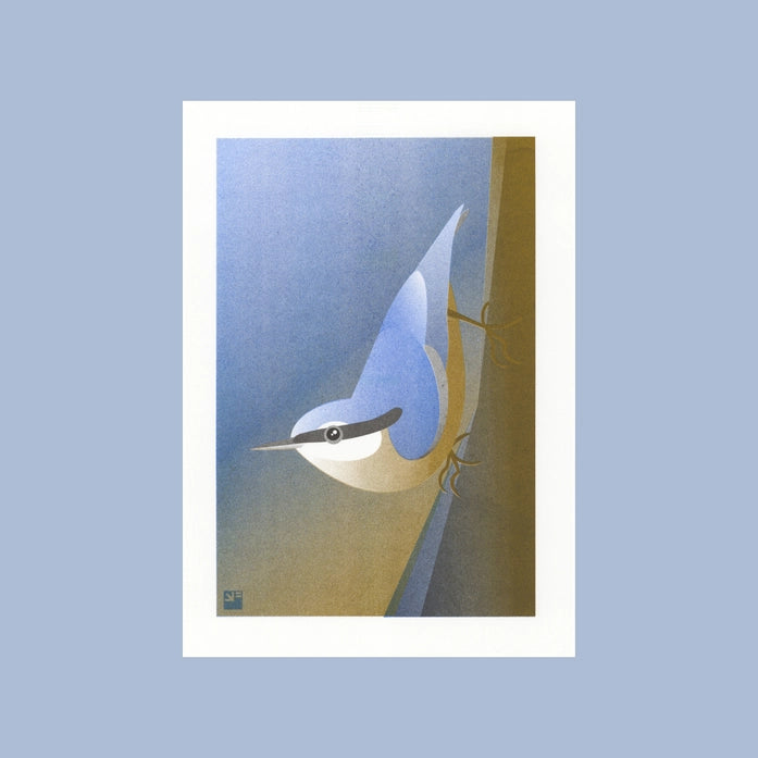 Illustration of a stylized nuthatch bird clinging to a tree in minimalist, soft blue and ochre tones – Nuthatch by VrijFormaat, A4 risograph art print made in the Netherlands.