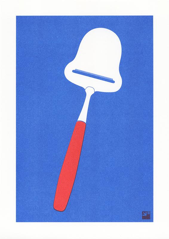 Minimalist risograph art print titled Cheese Slicer by VrijFormaat, featuring a red-handled cheese slicer on a deep blue background. Bold two-tone design inspired by everyday Dutch kitchen objects, printed on Biotop 160g paper in Utrecht. Perfect wall art for modern interiors and design enthusiasts.