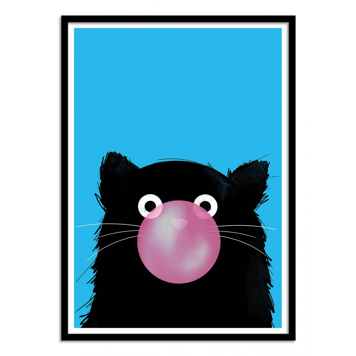 Chewing Bubble Gum Cat by Doozal – 30x40 cm art print of a black cat with big eyes blowing pink bubble gum on a bright blue background. Playful pop-culture inspired wall art, perfect for kids’ room or modern home decor. Printed in France/EU on eco-friendly FSC-certified paper, unframed illustration.