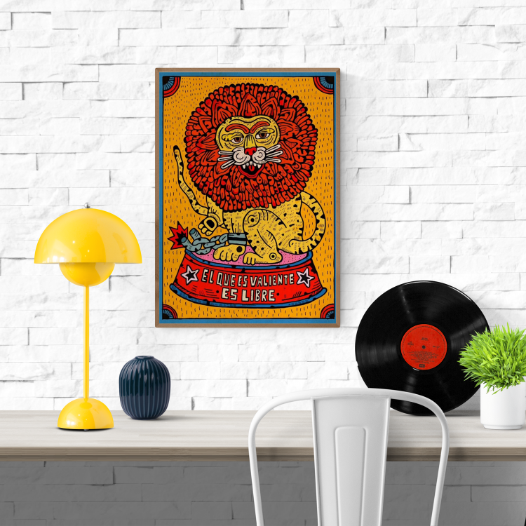 A3 art print titled Valentia by Spanish illustrator Asis Percales, featuring a cartoon-style lion with exaggerated red mane breaking a chain, sitting on a circus pedestal that reads "El que es valiente es libre" in bold red and yellow colors. Tattoo-inspired, eccentric, and full of symbolic energy. Made in Spain on 250g paper.