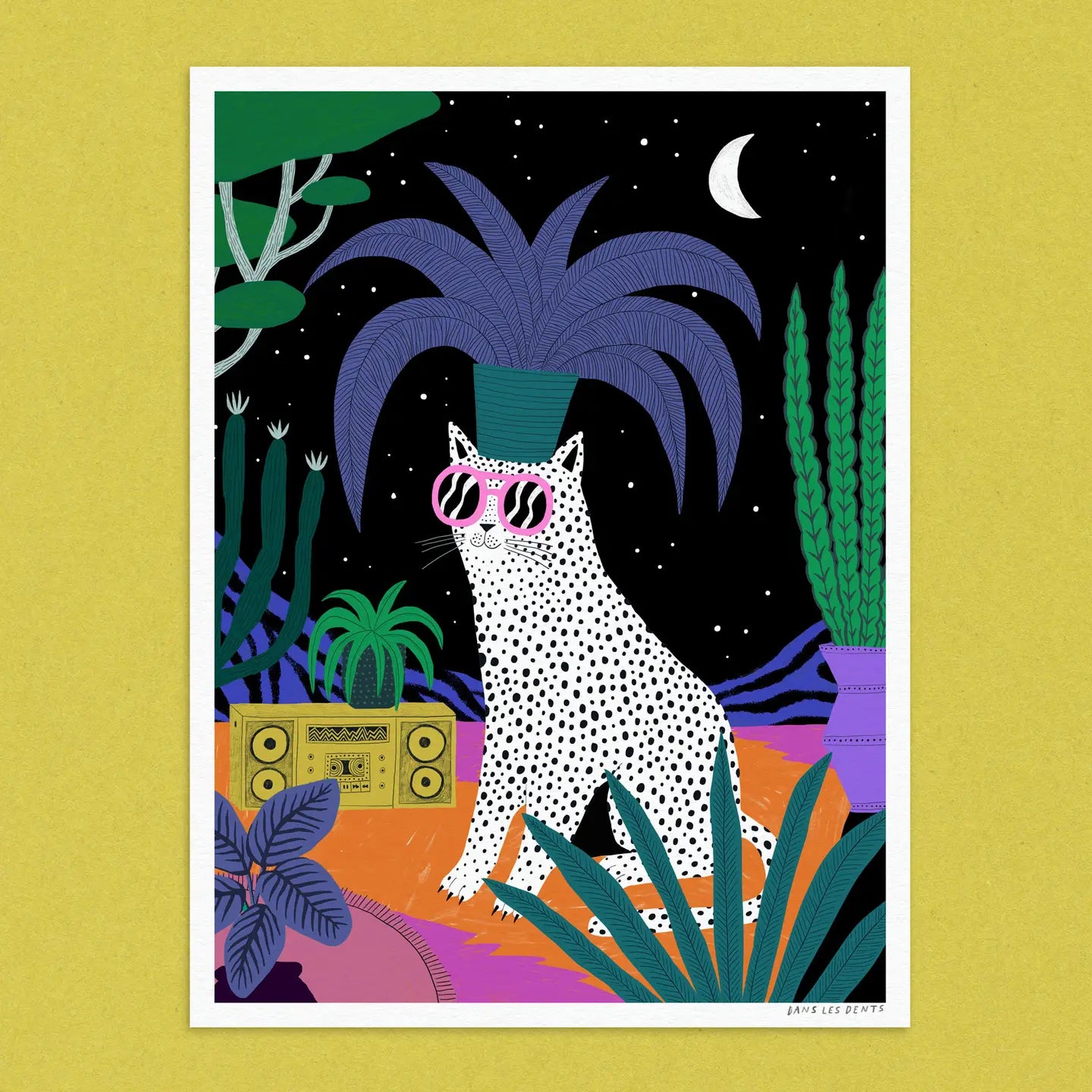 Whimsical illustration titled ‘Chat dans la nuit’ by Dans les Dents, featuring a spotted white cat wearing pink sunglasses, surrounded by tropical plants and a boombox under a starry night sky. Bold, colorful, and playful wall art perfect for eclectic interiors, cat lovers, and contemporary pop art collections—available at Galerie Frits