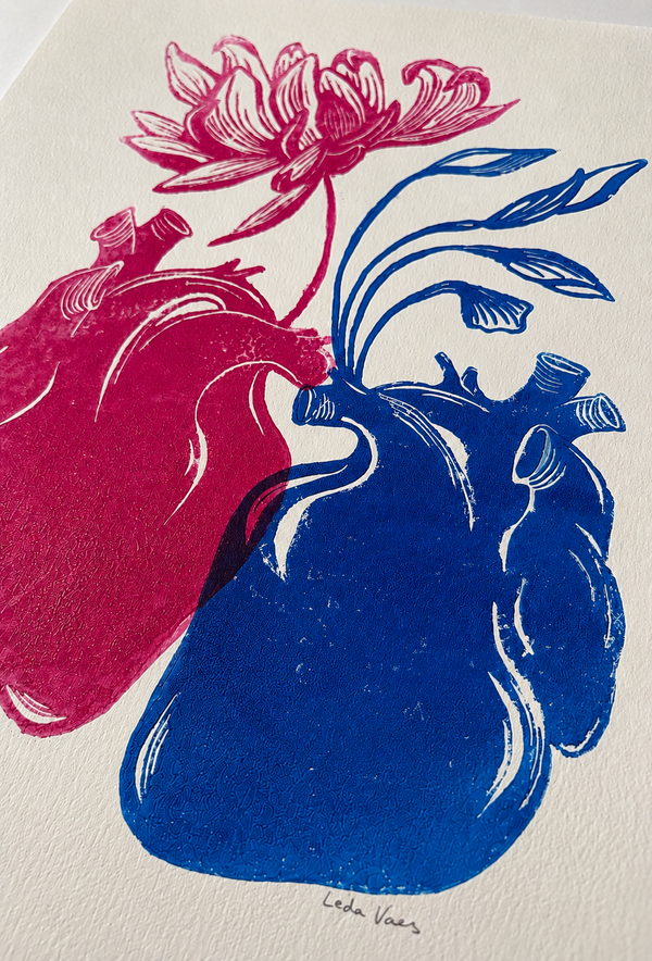 Red and blue anatomical heart linocut print with blooming flower and botanical details by Belgian artist Leda Vaes, handmade contemporary wall art in A3 format.