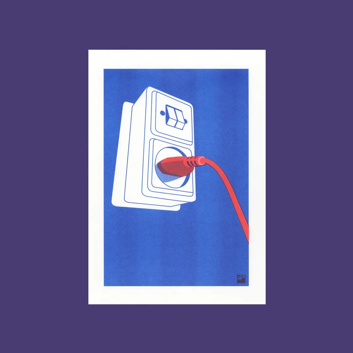 Risograph art print titled Socket by VrijFormaat — minimalist red and blue illustration of an electric wall plug and cord, printed on Biotop 160g A4 paper. Contemporary Dutch design artwork celebrating everyday objects, perfect for modern interiors and design lovers.