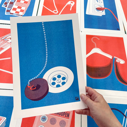 Minimalist risograph art print of a kitchen sink drain and plug, designed in vivid red and blue by Dutch studio VrijFormaat. Modern pop-art style illustration from the “Extra Ordinary” series, celebrating everyday household objects. Printed on Biotop paper, A4 size, made in Utrecht, the Netherlands.