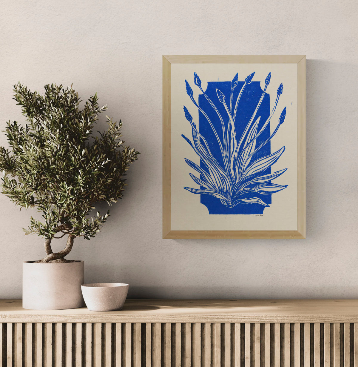 Smalle Weegbree by Leda Vaes, vertical botanical linocut print featuring hand-carved narrowleaf plantain leaves and flower spikes in cobalt blue on warm cream paper, ideal for botanical wall decor.