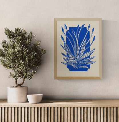 Smalle Weegbree by Leda Vaes, vertical botanical linocut print featuring hand-carved narrowleaf plantain leaves and flower spikes in cobalt blue on warm cream paper, ideal for botanical wall decor.