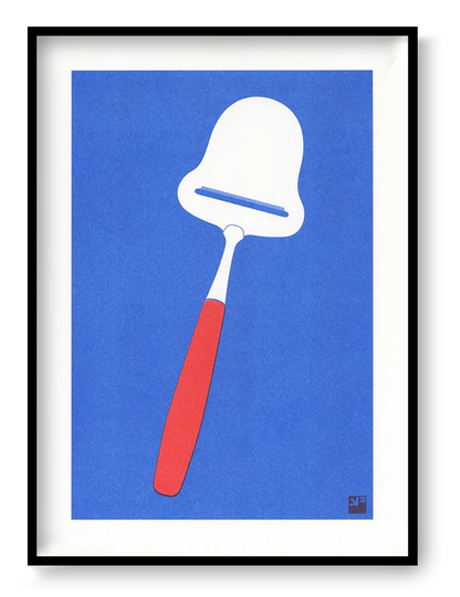 Minimalist risograph art print titled Cheese Slicer by VrijFormaat, featuring a red-handled cheese slicer on a deep blue background. Bold two-tone design inspired by everyday Dutch kitchen objects, printed on Biotop 160g paper in Utrecht. Perfect wall art for modern interiors and design enthusiasts.