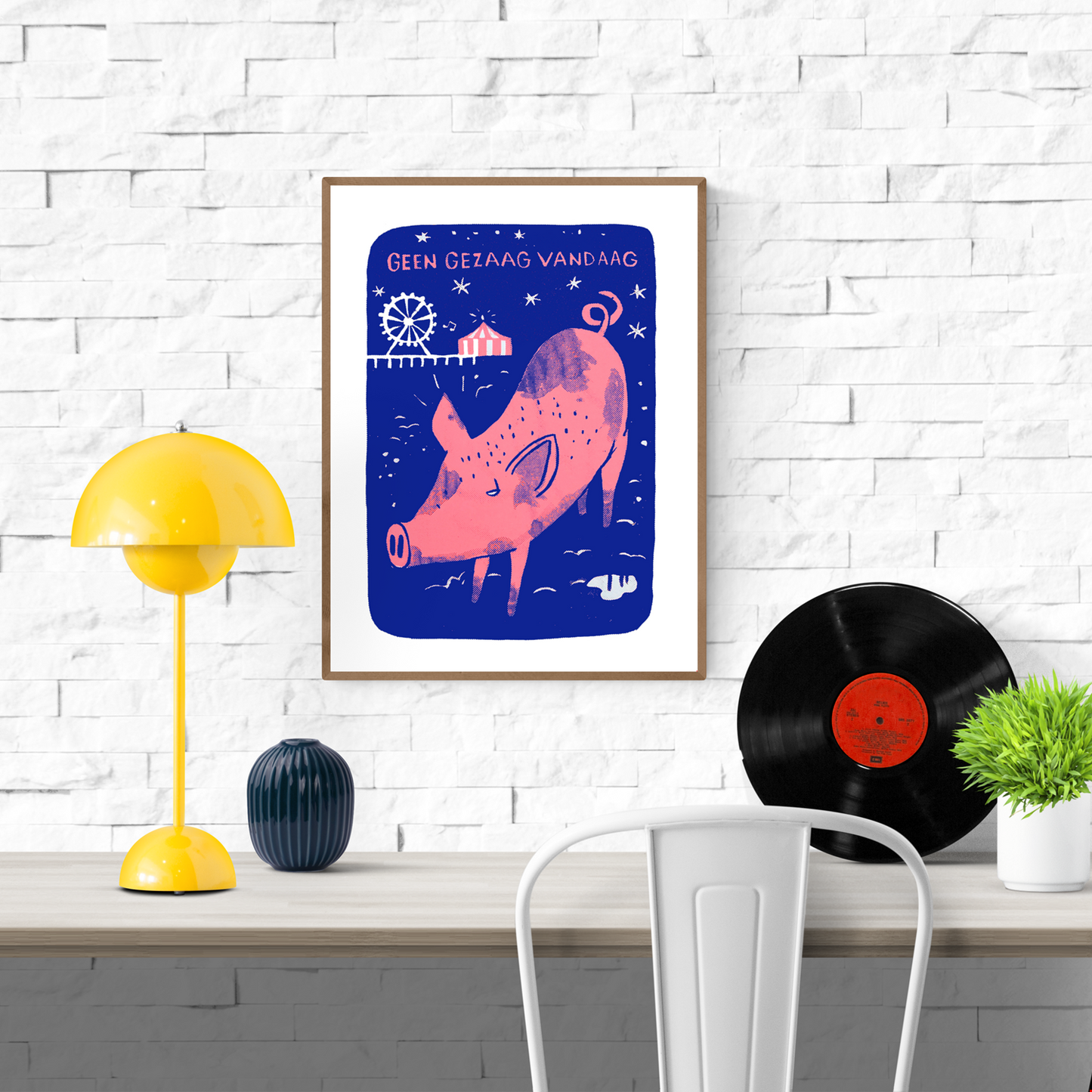 Playful two-colour screen print by Belgian artist Dennis Dellaert featuring a pink boar under a starry night sky, with a ferris wheel and circus tent in the background and the text “Geen Gezaag Vandaag.” Modern blue and pink palette, whimsical festive atmosphere, 30 × 40 cm limited edition art print.