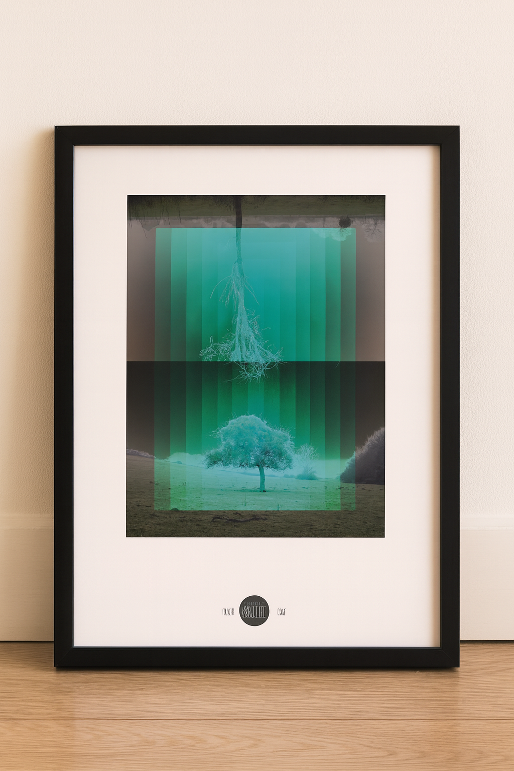 Nordic-inspired art print Träd by Studio Frits – a minimalist digital artwork by Belgian illustrator Gert Paenen featuring mirrored trees in green gradients, symbolizing nature, reflection, and Scandinavian calm. Perfect wall art for modern, nature-inspired homes in Belgium, the Netherlands, France, and Germany.
