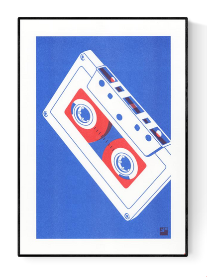Minimalist risograph art print of a vintage cassette tape in red and blue tones by VrijFormaat. Retro-inspired wall art celebrating analog design, printed on 160g Biotop paper in Utrecht, Netherlands. Perfect for design lovers and music enthusiasts.