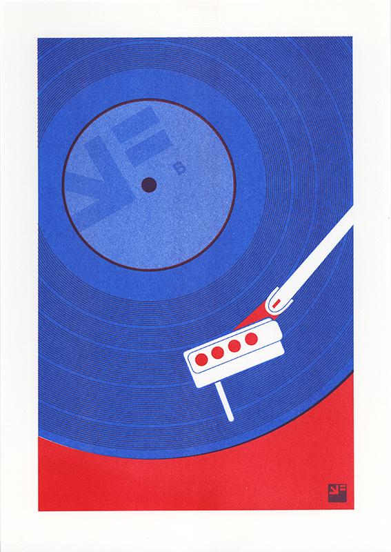 Minimalist risograph art print of a vinyl record in blue and red tones by VrijFormaat. Modern wall art celebrating music, retro design, and everyday nostalgia. Perfect decor for creative homes, studios, and music lovers in Belgium, the Netherlands, France, and Germany.