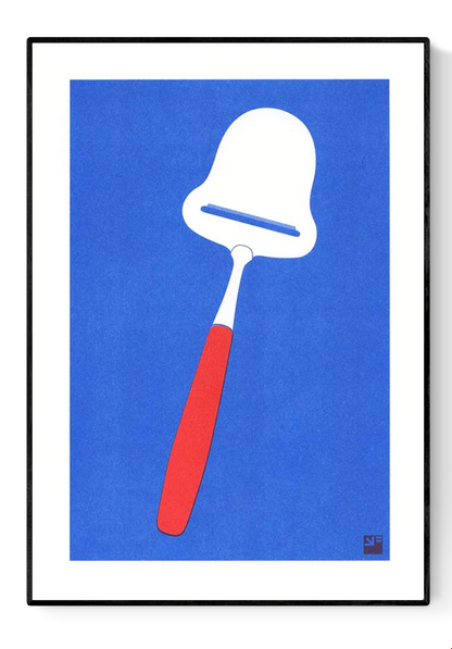 Minimalist risograph art print titled Cheese Slicer by VrijFormaat, featuring a red-handled cheese slicer on a deep blue background. Bold two-tone design inspired by everyday Dutch kitchen objects, printed on Biotop 160g paper in Utrecht. Perfect wall art for modern interiors and design enthusiasts.
