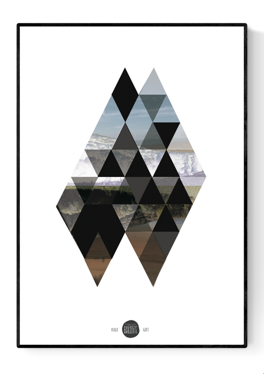 Minimalist geometric art print “Kulle” by Studio Frits, inspired by Swedish landscapes. Triangular composition mixing soft natural tones, photography, and modern Scandinavian design. Perfect wall art for contemporary, Nordic-style interiors.