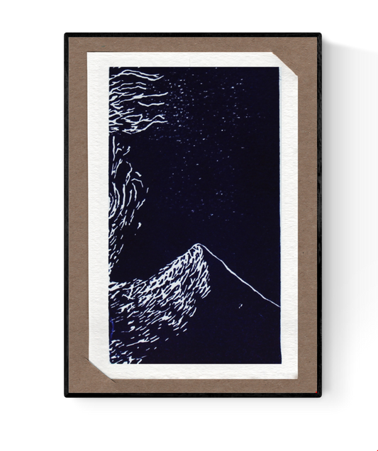 Handmade linocut print of a mountain peak beneath a night sky, created by Belgian artist Ilia Claus. Dark blue tones. Includes passe-partout and envelope. Unique 14 x 9 cm art card from the Bergen series.
