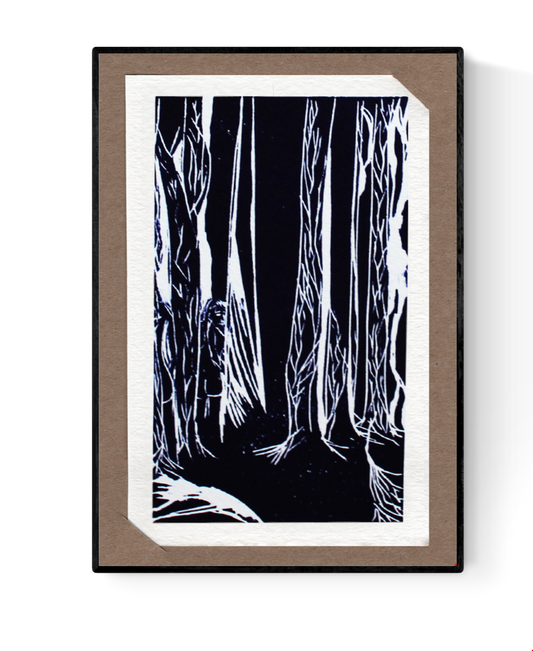 Lino print art card by Ilia Claus titled “Natuur mens nr. 1” showing a forest of tall trees with a hidden human figure, printed by hand in white on dark blue paper. Includes passe-partout and envelope.
