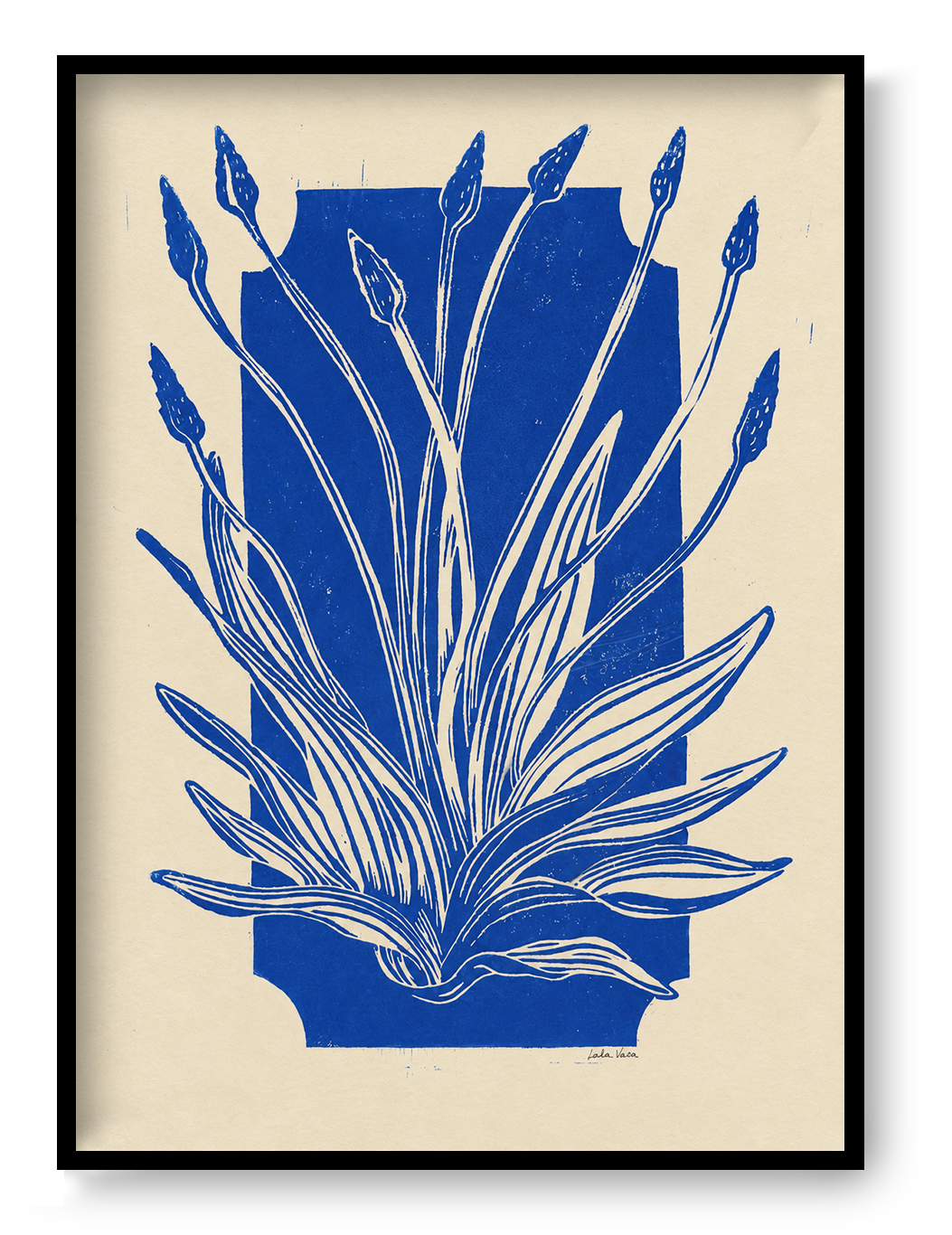 Smalle Weegbree by Leda Vaes, vertical botanical linocut print featuring hand-carved narrowleaf plantain leaves and flower spikes in cobalt blue on warm cream paper, ideal for botanical wall decor.