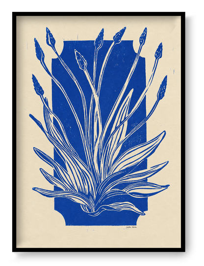 Smalle Weegbree by Leda Vaes, vertical botanical linocut print featuring hand-carved narrowleaf plantain leaves and flower spikes in cobalt blue on warm cream paper, ideal for botanical wall decor.